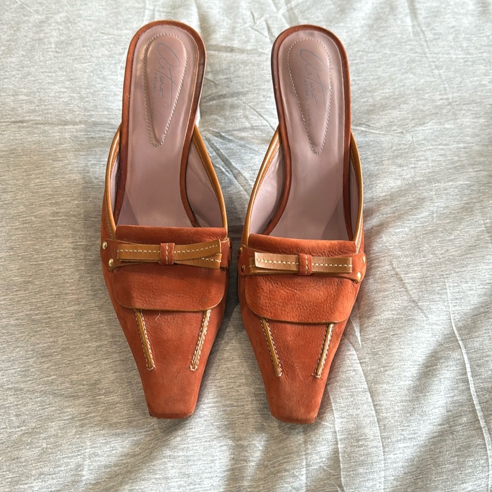 Vintage pointed toe leather heels